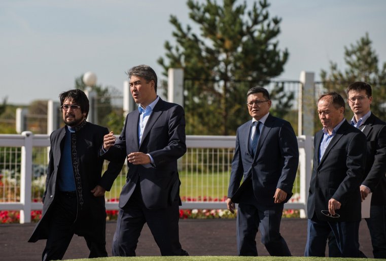 Свои навыки в стрельбе из лука продемонстрировал в ходе турнира и аким Астаны. Как сообщает официальный сайт города, мастер-класс градоначальник показал в этноауле, который раскинулся около ипподрома "Қазанат", во время осмотра.