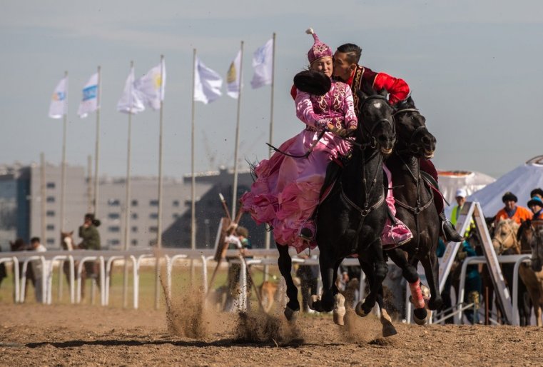 Традиционная казахская игра - кыз куу (догони девушку).