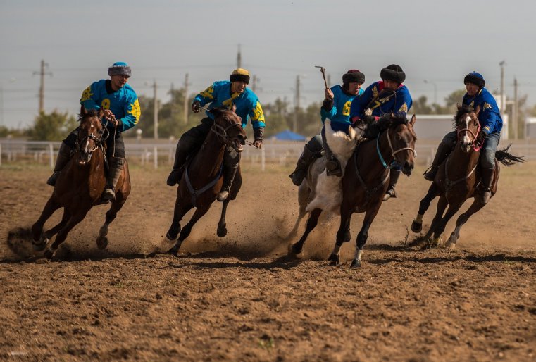 Кокпар - об этой традиционной игре, мы подробно рассказывали в одном из наших репортажей про юг Казахстана. Там эту народную забаву часто называют "степной рулеткой", отчасти имея в виду щедрые выигрыши.