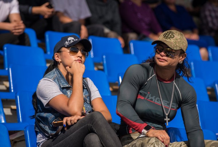 Среди зрителей замечена тренер сборной Астаны по бодибилдингу Марина Насретдинова (справа).