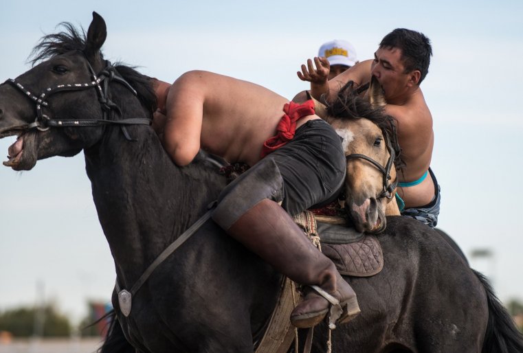 Аударыспак - это борьба на лошадях, в которой принимают участие самые лучшие наездники, ведь это требует исключительной выносливости, силы, ловкости и отличного умения держаться в седле.