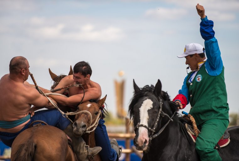 Суть борьбы в том, что двое всадников, сидя верхом, пытаются стащить противника с лошади. Тот, кому это удается, и считается победителем.