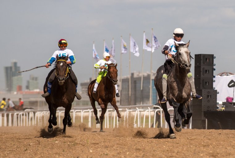 На ипподроме "Қазанат" прошли также скачки на среднюю дистанцию - девять километров. 30 скакунов пробежали пять кругов.