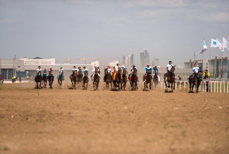 Первое место на скачках занял наездник из Алматинской области Ержигит Толегенов, который участвовал с лошадью Байторы. Аким столицы Асет Исекешев вручил ему главный приз. На втором месте - Жуматай Акжол с лошадью Триумф, а на третьем - Аскар Омаров с лошадью Кыран.