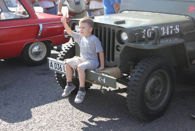 Посетители с удовольствием изучали трофейный транспорт