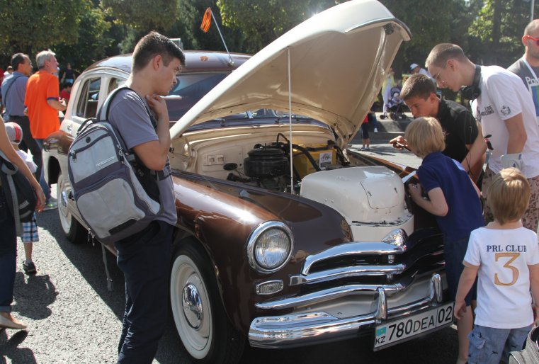 А самым любопытным разрешили заглянуть и в "сердце" авто