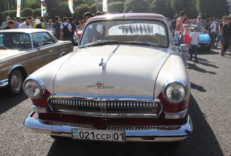 Владелец этой "Волги" Сергей Пономарев называет ее своей "мечтой". Он говорил своим друзьям: "Как в кино "Джентельмены удачи" - куплю "Волгу с магнитофоном, пошью костюм с отливом и в Ялту". Машину в итоге подарили друзья