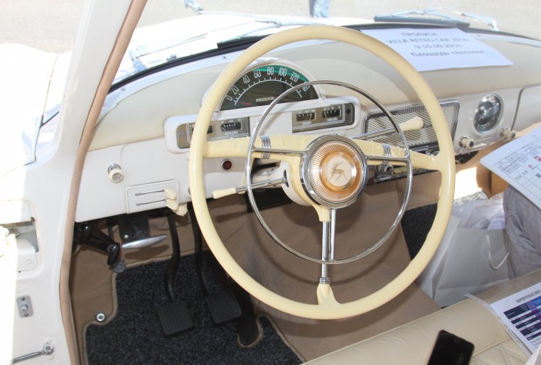 Транспорт восстанавливали полтора года. Все запчасти для "Волги" 1967 года выпуска оригинальные. Предыдущему хозяину машина досталась по наследству