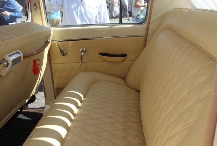 Шикарный даже для современных дней салон выглядит как новый