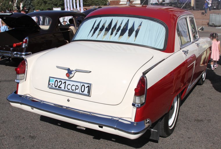 Номер хозяин также выбирал специально, потому что машина ГАЗ-21 произведена в СССР. В следующем году она отметит свой 50-летний юбилей. "У нее большой просвет, можно даже сравнить с внедорожником", - рассказывает хозяин