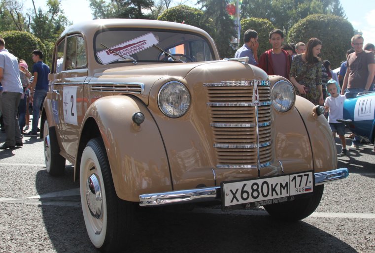 А вот и ГАЗ М-1, "Эмка" - символ своей эпохи. Первая советская массовая машина