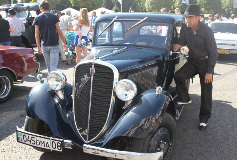 А этот "гангстерский автомобиль" приехал на выставку из Тараза. Ручки для него заказывали токарям. Fiat Ballilla 508 выпускался с 1932 по 1937 год. Примерно в этом диапазоне нынешний хозяин Марат Есхожаев и определяет его возраст