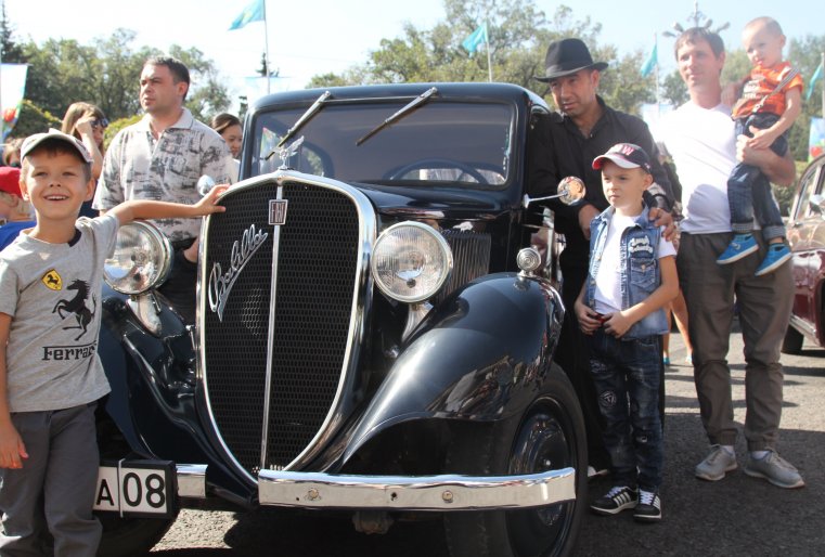 Судя по вниманию посетителей, работа того стоила. Сейчас Марат Есхожаев изучает местные архивы, чтобы восстановить историю своей машины. "Раньше как было. Если машина приехала 40-х годов, то бывало, что оформляли как 1960-х годов и выдавали техпаспорт", - сказал он