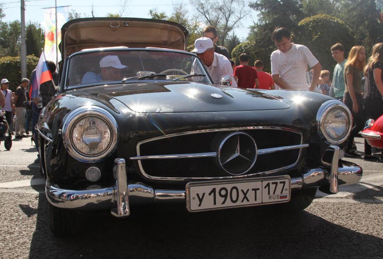 Mercedes-Benz 190SL привезли из Москвы. "Его называли "короткий". Машина легкая, это, наверное, обусловило ее спортивный характер. Машина, в принципе, динамичная", - говорит хозяин Михаил Вагин