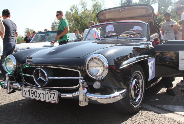 Как рассказывает владелец, в свое время это авто имело большой успех. "Было выпущено более 26 тысяч таких машин. Эту, 1962 года выпуска, я купил десять лет назад. Ее сделали для рынка США и только в 2006 году ее привезли в Россию", - рассказал он