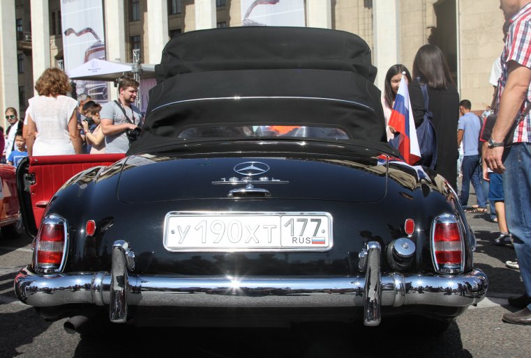 Быстрее 120 километров в час стараются на ней не ездить. Но это в проходящем ретро-ралли и не нужно. Там от участников требуется точность. "Это штурманская гонка. Ты должен быть в заданное время в заданной точке", - говорит хозяин