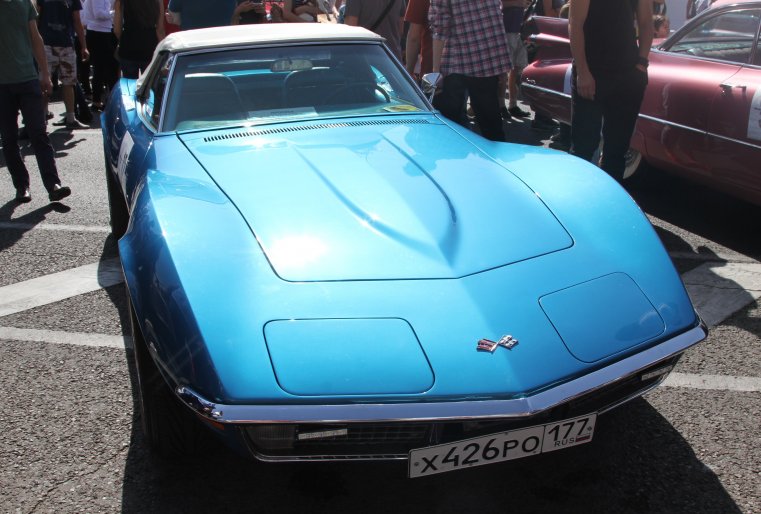 А вот еще одна машина для любителей скорости из прошлого - Chevrolet Corvette Stingray 