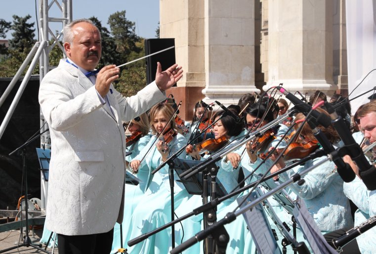 Как же можно наслаждаться видом ретро автомобилей без классической музыки?