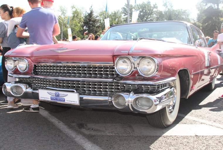 В те давние времена люди так же мечтали о будущем, о чем напоминает футуристичный вид этого Cadillac Coupe DeVille 