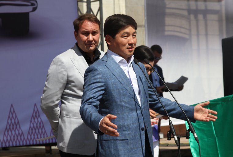 Обращаясь к участникам выставки градоначальник Бауыржан Байбек подчеркнул, что за годы независимости количество авто в городе выросло в десять раз. "Мы стоим с вами перед историческим зданием, в котором Елбасы, Нурсултан Абишевич Назарбаев, принимал исторические документы нашей независимости - нашу Конституцию, декларацию. Были приняты решения, которые потрясли весь мир: отказ от Семипалатинского ядерного полигона. Ну и, конечно же, принятие нашей валюты - тенге", - сказал он