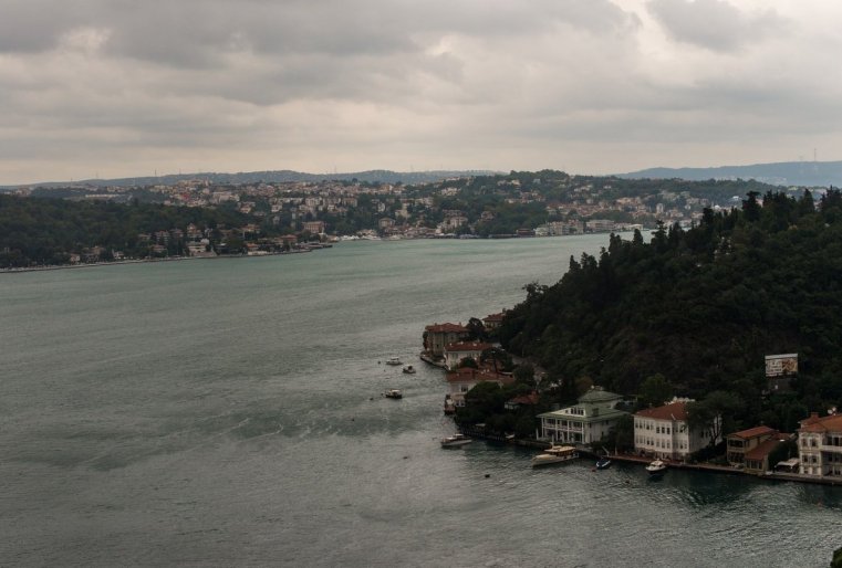 كاك يزۆەستنو، ستامبۋل - ودين يز نەمنوگيح گورودوۆ ميرا، راسپولوجەننىي سرازۋ ۆ دۆۋح چاستياح سۆەتا - ەۆروپە ي ازيي