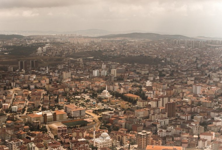 پودلەتايا ك گورودۋ، ۋديۆلياەشسيا ەگو ۆەليچيۋ. كاجەتسيا، چتو ەتومۋ مەگاپوليسۋ نەت كونسا ي كرايا