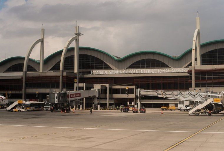 ەسلي ۆى سوۆەرشيلي پوسادكۋ ۆ اەروپورتۋ يمەني سابيحي گوكچەن، چتو ناحوديتسيا ۆ ازياتسكوي چاستي گورودا، تو دو سەنترا ۆام پريدەتسيا دوبيراتسيا دولشە، چەم وت اەروپورتا يمەني اتاتيۋركا