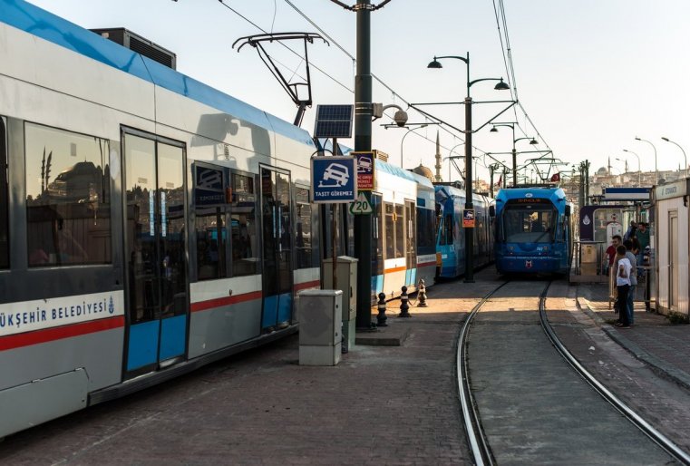 ۆ پۋنكت نازناچەنيا يز اەروپورتا دەشيەۆلە دوەحات نا اۆتوبۋسە يلي مەترو س پوسلەدۋيۋششەي پەرەسادكوي نا ترامۆاي