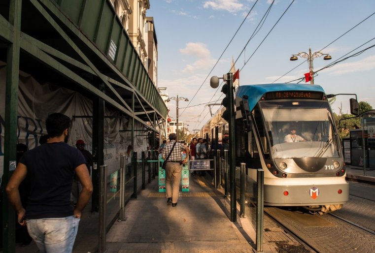 نا ءۆسو سووبششەنيە پو گورودۋ دەيستۆۋەت وپلاتا جەتونامي، يح موجنو پريوبرەستي ۆ اۆتوماتاح زا چەتىرە ليرى (ودنا تۋرەسكايا ليرا - 115 تەنگە)