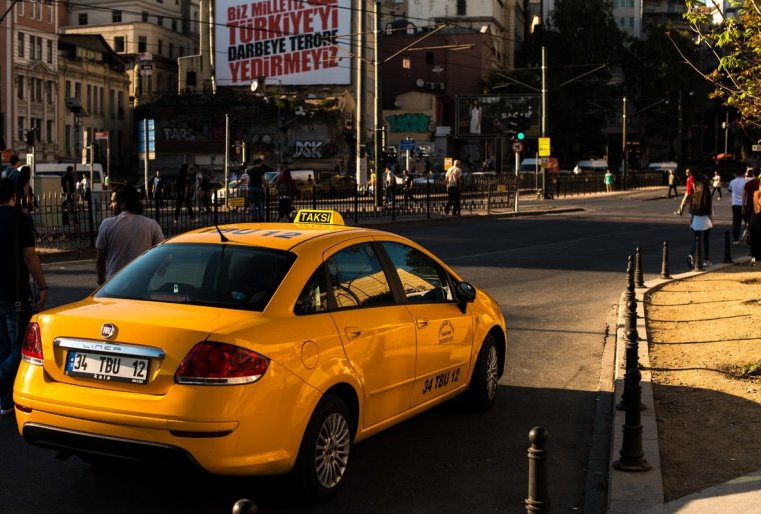 تاريفى نا تاكسي - وت 40 لير ي بولەە. ۆپروچەم، گورودسكيە اۆتوبۋسى بەز پروبلەم دوستاۆيات ۆاس دو سامىح پوپۋليارنىح تۋريستيچەسكيح مەست، تاكيح كاك، ناپريمەر، پلوششاد تاكسيم