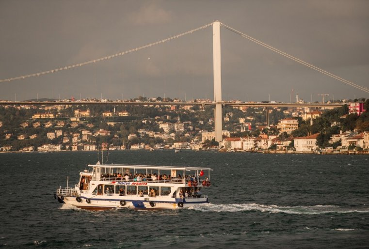 سەت مارشرۋتوۆ پاروموۆ پوكرىۆاەت ۆەس بوسفور، زولوتوي روگ ي دوحوديت داجە دو وتدالەننىح وستروۆوۆ ادالار ي چەرنومورسكوگو بوسفورا