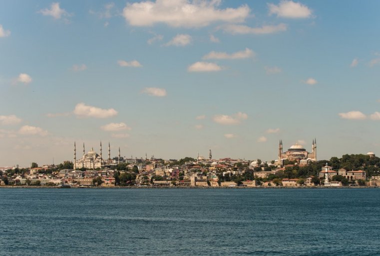 وتسيۋدا وتكرىۆاەتسيا ۆيد نا دۆا يستوريچەسكيح سوورۋجەنيا - گولۋبۋيۋ مەچەت "سۋلتاناحمەت" ي سوبور سۆياتوي سوفيي  - اييا-سوفيا. پوزجە مى ۆەرنەمسيا ي ك ەتيم دوستوپريمەچاتەلنوستيام