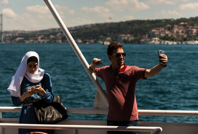 زا تو ۆرەميا، پوكا دوبەرەشسيا دو وستروۆا، موجنو ۋسپەت سدەلات 100500 سەلفي