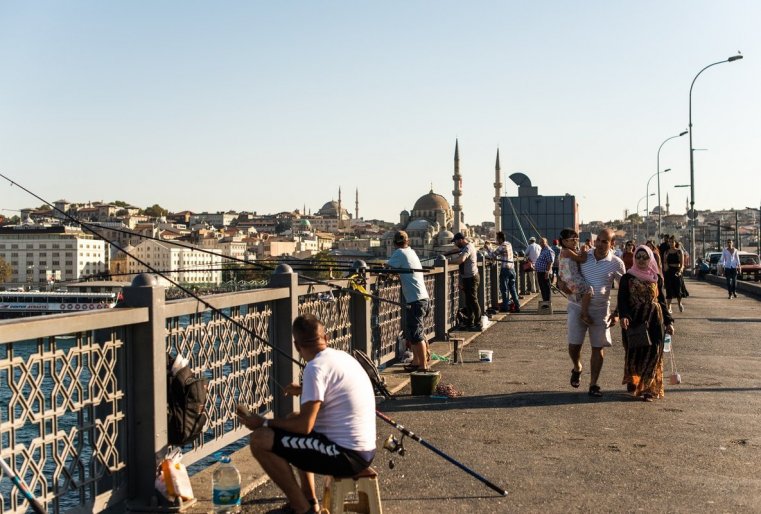 ەتو گالاتسكيي موست. پود نيم راسپولوجەنى پروگۋلوچنايا زونا ي رەستورانى، ا ناد نيم - اۆتوموبيلنوە ي ترامۆاينوە دۆيجەنيە
