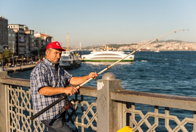 يزليۋبلەننوە مەستو رىباكوۆ، نو رىبا زدەس مەلكايا. "رەدكو كوگدا پوپادايۋتسيا كرۋپنىە"، - راسسكازىۆاەت نام اگاحان