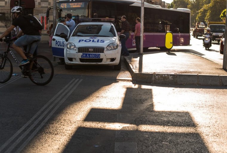 بروساەتسيا ۆ گلازا، چتو ۆ وبششەستۆەننىح مەستاح دەجۋريات پوليسەيسكيە