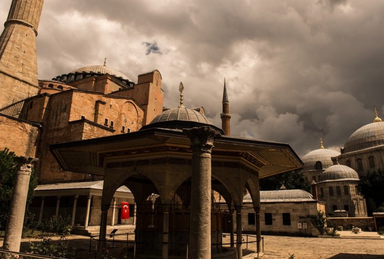 ۆوزراست ەتوگو حراما بولەە تىسياچي لەت (پوستروەن ون وكولو 4 ۆەكا). يزناچالنو ەتو مەستو بىلو پراۆوسلاۆنىم حراموم، ا ۆ 15 ۆەكە ستالو مۋسۋلمانسكوي مەچەتيۋ