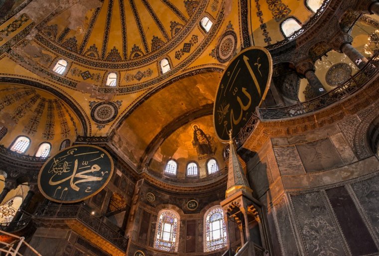 وسوبو ۆپەچاتلياەت كۋپول سوبورا. پري ەگو ۆوزۆەدەنيي پريمەنياليس گنۋتىە وسوبىم وبرازوم ترەۋگولنىە سۆودى، كاك پارۋسا، يح پوددەرجيۆايۋت چەتىرە وپورى، سوەدينەننىە منوگوچيسلەننىمي اركامي، كوتورىە ۆىپولنيايۋت فۋنكسيۋ وكون. بلاگوداريا تاكوي كونسترۋكسيي كاجەتسيا، چتو كۋپول بۋدتو بى پاريت ۆ نيەۆەسوموستي، ا سولنەچنىي سۆەت يزلۋچاەت سام سوبور