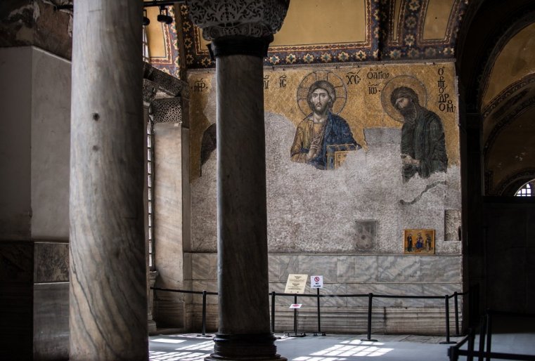 زا دولگيە گودى منوگيە سەننوستي بىلي ۆىۆەزەنى، ستاريننىە ناستەننىە فرەسكي زاكراسيلي يزۆەستيۋ، پراۆوسلاۆنايا سيمۆوليكا سمەنەنا مۋسۋلمانسكوي. نو داجە نەسموتريا نا ەتو سوبور سۆياتوي سوفيي نە ۋتراتيل سۆوەگو ۆەليكولەپيا ي پو-پرەجنەمۋ سچيتاەتسيا ودنيم يز ۆەليچايشيح حراموۆ ميرا