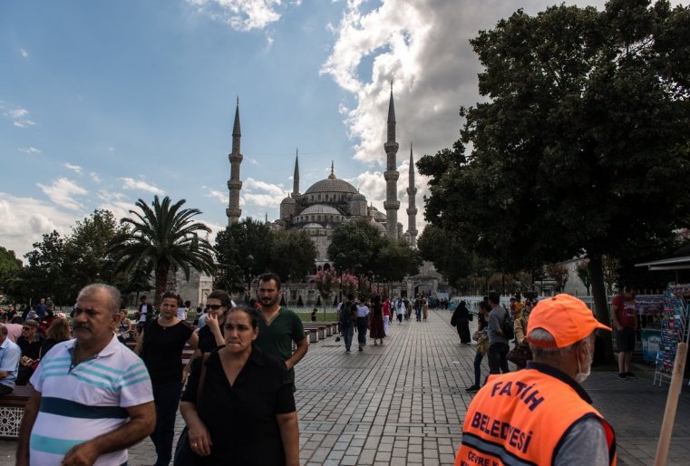 ناپروتيۆ اييا-سوفيي ناحوديتسيا ەششە ودنو يز يزۆەستنىح سوورۋجەنيي - گولۋبايا مەچەت سۋلتانا احمەتا