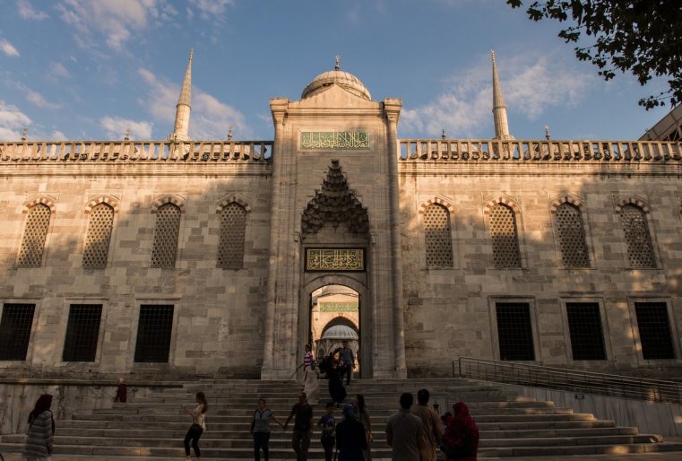 ونا سچيتاەتسيا ودنيم يز ۆەليچايشيح وبەكتوۆ ميروۆوي ارحيتەكتۋرى