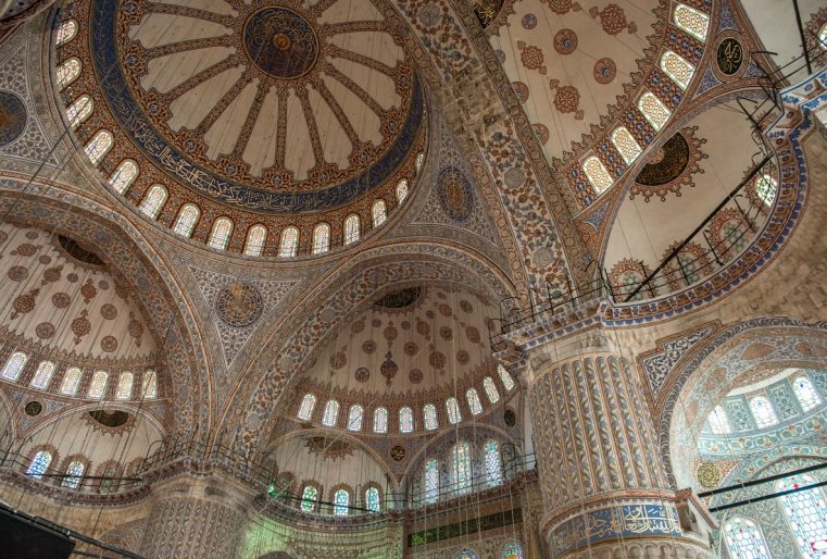 گولۋبوي مەچەت پروزۆالي تاك پوتومۋ، چتو ينتەرەر پولۋكۋپولوۆ ي بولشوگو كۋپولا ۋكراشەن ۋزورامي گولۋبوگو سۆەتا