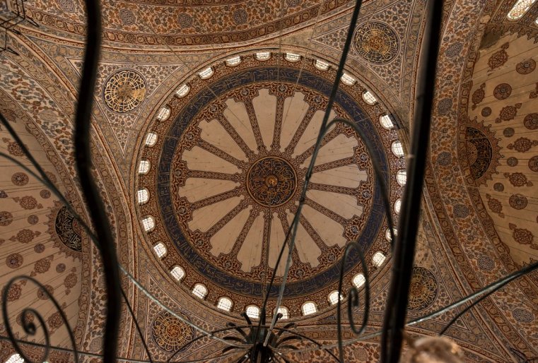 سەنترالنىي كۋپول مەچەتي يمەەت ۆىسوتۋ 43 مەترا ي ديامەتر 23،5 مەترا ي پوددەرجيۆاەتسيا چەتىرميا موششنىمي كولوننامي ديامەتروم ۆ پيات مەتروۆ