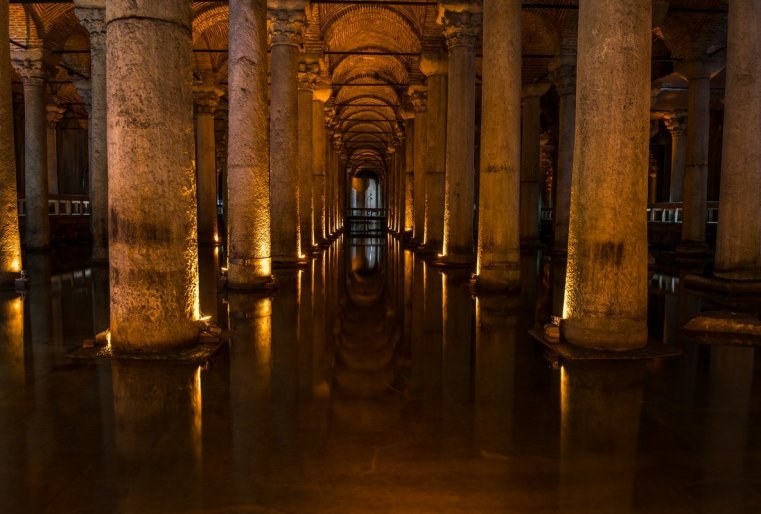 ۆ رايونە سۋلتاناحمەت تاكجە ناحوديتسيا مۋزەي يەرەباتان، ۆو ۆرەمەنا كونستانتينوپوليا ەتو مەستو سلۋجيلو ۆودوحرانيليششەم. بيلەت سيۋدا ستويت 20 لير