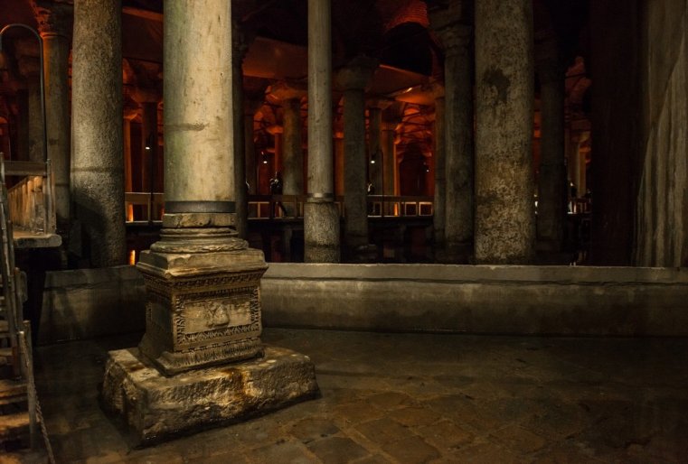 سيستەرنا بىلا پوستروەنا ۆ پەرۆوي پولوۆينە IV ۆەكا پري يمپەراتورە كونستانتينە. ناحوديتسيا ونا نا گلۋبينە 12 مەتروۆ. ەە پلوششاد پوسلە پەرەسترويكي سوستاۆلياەت وكولو 9 300 كۆادراتنىح مەتروۆ