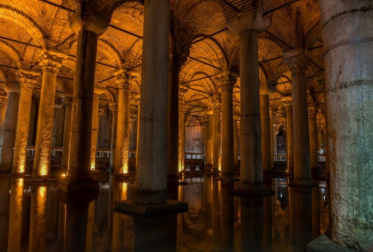 سۆودى سيستەرنى يەرەباتان پوددەرجيۆايۋت 336 كولونن (12 ريادوۆ پو 28 كولونن). ۆىسوتا كاجدوي وت ديەۆياتي دو 13 مەتروۆ، ا راسستويانيە مەجدۋ نيمي بولەە چەتىرەح مەتروۆ