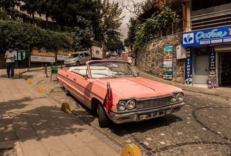 كاك ي ۆ ليۋبوم ستاروم گورودە، زدەس موجنو ۋۆيدەت رەترو-اۆتوموبيلي 