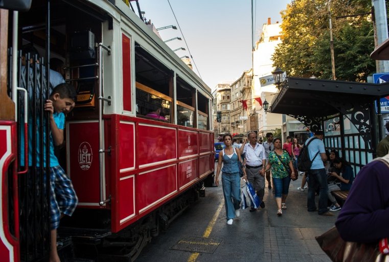 پو نەي موجنو پروگۋلياتسيا پەشكوم يلي سەست نا رەترو-ترامۆاي