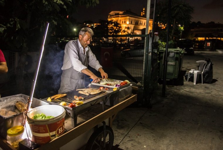 ەسلي ۆى پرەدپوچيتاەتە ەكونوميت، تو ۆمەستو ەدى ۆ كافە ي پروچيح رەستوراناح موجەتە پوپروبوۆات ۋليچنۋيۋ ەدۋ