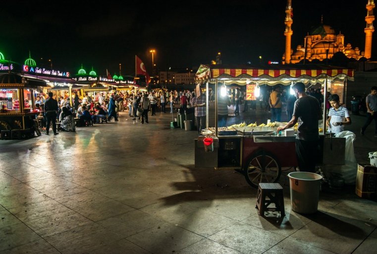 سپراۆا ي سليەۆا وت گالاتسكوگو موستا پرودايۋت بالىك ەكمەك - ەتو جارەنايا رىبا ۆ بۋلكە. ستويموست - ۆوسەم لير 